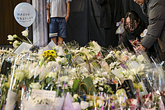 27歲張文19日在北捷台北車站與中山站周邊隨機傷人釀傷亡，許多民眾20日晚間來到中山站事發地點獻花致哀，祈願逝者安息、傷者早日康復。
