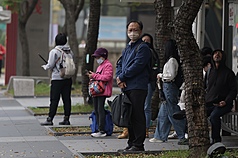 氣象署表示，受東北季風增強，北部及東北部天氣轉涼，圖為台北市信義區民眾穿外套等候公車。