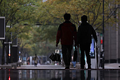 氣象署表示明天(22日)仍受東北季風影響，基隆北海岸、大台北山區、東半部及恆春半島有局部短暫雨，東北部須留意較大雨勢。