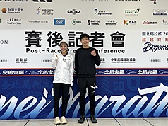 台北馬拉松21日開跑，施育佐（右）以黑馬之姿，在人生首場完賽的全馬賽事就拿下國內男子組冠軍；「長跑甜心」張芷瑄（左）則獲得國內女子組冠軍。（中華民國路跑協會提供）