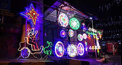 DF
馬尼拉街頭巴洛爾燈籠店
耶誕節接近，菲律賓馬尼拉街頭出現許多巴洛爾燈籠
店，在夜光中閃耀。
中央社記者林行健攝 114年12月21日
