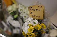 北市發生隨機攻擊事件後，專家希望這起事件能激勵更多民眾投入民防，並籲政府考慮成立國土防衛隊因應內部攻擊。圖為北市隨機攻擊案後，民眾悼念受害者。(中央社)