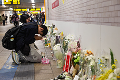 張文隨機攻擊案，台北市府在事發地點設置悼念空間。21日在現場有民眾跪地手合十悼念受害者。
