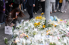 台北捷運台北車站與中山站周邊隨機傷人案，導致4人死亡。陸續有民眾到案發現場、誠品生活南西店外人行道獻花致意，悼念罹難者。資料照片。