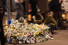 台北市19日晚間爆發隨機傷人事件震驚各界，事發後在北捷台北車站M7出口附近與誠品南西店門前（圖）都有人擺放鮮花等表達悼念，21日入夜後，追思花束仍不斷增加。