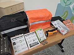 台北榮總所設計的「防災包1號」21日公開亮相，內容物包含電池、水袋、保溫板、手搖式收音機等基本
防災物資。