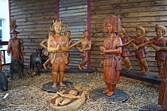 天主教巴黎外方傳教會展出台灣阿美族木雕家Adag（陳權榮）的作品，充滿原住民特色。