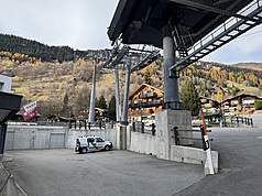 一般來說，瑞士瓦萊州11月即會迎來大雪，山頭雪白。但今年雪量甚少，11月無雪，山頭秋意濃厚，完全沒有入冬的氣氛。圖為瓦萊州雪場纜車站周邊11月狀況。(中央社)
