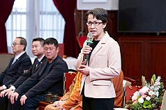 副總統蕭美琴（右）22日接見「中華民國第22屆金舵獎暨旭青獎得獎人」，肯定得獎者以專業、耐心與愛心陪伴誤入歧途的年輕人重返社會，成為社會安全網重要的後盾。