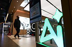 中研院經濟所指出，AI發展超乎預期，帶動經濟數據締造亮眼成績。圖為台北三創園區一家手機門市推出AI相關產品吸引買氣。