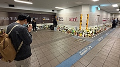 捷運台北車站與誠品南西店日前發生隨機攻擊造成死傷，各界前往悼念。北車M7出口處擺滿花束、卡
片和罐裝飲料，22日也有民眾到場雙手合十致意。