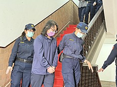 男童「剴剴」遭虐死案，二審台灣高等法院22日開庭辯論，可望辯結定宣判日。法警提解被告保母姊妹劉彩萱（前中）、劉若琳。 (圖：中央社)