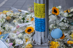 台北市19日發生隨機攻擊事件，案發現場附近人行道22日擺滿民眾送上的鮮花，電線桿上也貼有悼念字條。
