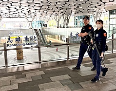 高雄跨年提升維安等級，動員逾1500警民力。圖為高雄車站周邊的警力。資料照。
