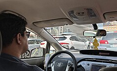舊金山20日大停電導致無人駕駛計程車Waymo停擺引發討論。Uber一名司機投書當地媒體強調人類駕駛重要性。圖為舊金山街頭人類駕駛車輛與無人駕駛車輛並行。