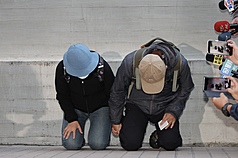 台北捷運台北車站、中山站周邊發生隨機殺人案，凶嫌張文遺體23日在北市懷愛館進行解剖，結束後，張文父母出面下跪致歉，表示會全力配合司法調查。