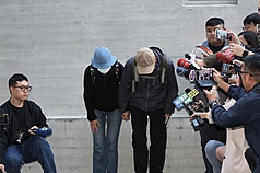 男子張文在北市隨機攻擊，造成嚴重死傷，檢警23日在台北懷愛館解剖張文遺體。張父與張母首度受訪，連說4次對不起、鞠躬致歉。
