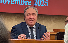 曾任義大利外交部次長的政論家維爾內帝(Gianni Vernetti)，23日在義大利媒體Linkiesta撰文，批評中國政府縱容製造假貨。圖為維爾內帝11月底時發表新書的照片。

