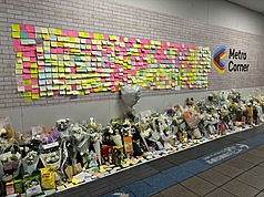 57歲男子余家昶19日在台北市隨機攻擊案中為阻擋犯嫌喪命，台北捷運公司在事發地點台北車站M7出口處設有悼念空間，牆面有臨時留言板，供民眾寫下心意，並呼籲民眾只放置花束，不要再擺放飲料或食
品。