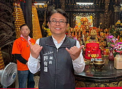 嘉義縣大林鎮公所「韌性經濟方案鎮民樂活消費金自治條例」提案24日獲鎮代會通過，將普發給每名鎮民現金新台幣3000元，鎮長許有疆（前）表示，普發現金總預算近9000萬元，由公所公庫自有財源稅收支應。（大林鎮公所提供）