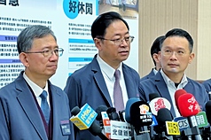 台北市19日發生隨機攻擊案，設籍桃園市的57歲余家昶挺身攔阻不幸殞命。桃園市長張善政（左2）24日
表示，余家將捐款回捐市府，據了解是中壢仁海宮捐助的新台幣200萬元，後續會與家屬討論如何運用。
