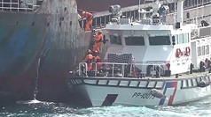 海巡署24日表示，針對中國大陸國台辦宣稱，中資背景權宜輪多哥籍「宏泰58號」貨船涉拖斷台澎第3海纜，實為2名台灣人進行走私犯罪，予以嚴正駁斥和強烈譴責，直批中方企圖混淆是非。圖為海巡署海上攔檢及登檢宏泰58號情形。（海巡署提供）