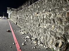 台東地區24日傍晚發生芮氏規模6.1地震，震央位於卑南鄉，深度僅11.9公里，強烈搖晃感連台東監獄圍牆也出現龜裂。（民眾提供）