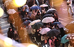 中央氣象署28日表示，大陸冷氣團明年1月2日南下、各地轉冷，預估台北全天氣溫僅攝氏13至15度。