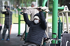冷氣團逐漸減弱 早晚仍冷迎風面有雨。