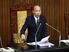 立法院院會26日三讀公職人員選舉罷免法部分條文修正草案，立法院長韓國瑜敲槌宣布三讀通過，未來原住民立委若有缺額即補選。