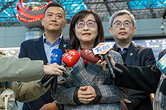 台北上海雙城論在上海舉行，台北市副市長林奕華（中）27日在桃園機場率團出發，受訪時表示將就兩市經驗進行交換，希望在交流過程中，能讓第16年的雙城論壇持續做好的互相學習。