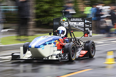 台大賽車隊27日在台大校園小椰林道舉行第6代賽車「Epsilon 6」動態展演。