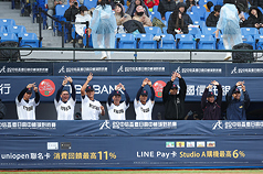 2025中信盃台日高中棒球對抗賽27日續在新莊棒球場舉行，首場由宜蘭羅東高工對上日本九州聯隊，九州梶山侑孜擊出適時安打，送回第1分，板凳席慶祝。
