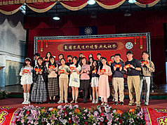 陸委會港澳蒙藏處副處長魏淑娟（前排左6）日前赴台灣大學出席「祭祖大典暨境外生歲末團聚」，現場
與700多名僑生、境外生歡聚，魏淑娟代表陸委會、策進會表達對於港澳學生的關懷。（台港經濟文化合作策進會提供）
