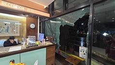 台灣東部海域27日晚間發生芮氏規模7.0地震。圖為宜蘭礁溪山泉飯店的大廳玻璃因強烈搖晃破裂，所幸無人傷亡。
