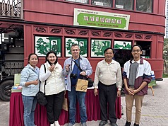 越南河安茶公司負責人徐國安（右2）來自台灣，他在越南河江採摘製作的古樹茶有口皆碑，受到巴亭坊邀請，參與27日啟動的「河內：觸及記憶」旅遊活動。來自波蘭的遊客試飲後馬上購買。