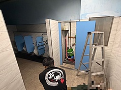 新北市五股區某國小因昨27日深夜強震，造成校內水管漏水，校工疑架梯在廁所檢修時意外跌落，經人發現送醫後仍宣告不治。(翻攝照片)
