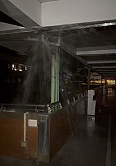 新北市五股區某國小因27日深夜強震，造成校內水管漏水。校工凌晨被人發現倒臥廁所，疑架梯在廁所檢修時意外跌落，造成頭部受傷，經送醫後仍宣告不治。（翻攝照片）
