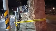 27日深夜宜蘭外海規模7.0地震，新莊龍安陸橋因強震致磁磚掉落。新莊區公所已連夜完成掉落磁磚清除及封閉。（公所提供）
