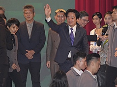 總統賴清德（中）28日在台北圓山大飯店，出席2025客家貢獻獎暨客家事務專業獎章表揚典禮，向與會來賓揮手致意。
