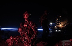 陸軍特戰訓練中心日前展開10天9夜期末測驗，學員須背負40公斤裝備，歷經叢林、水域及城鎮環境驗證戰術運用及野外生存能力。（軍聞社提供）
