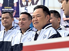 泰國總理阿努廷（左3）是泰自豪黨黨魁，作為該黨推派的總理候選人，他表示泰自豪黨不會觸及刑法第112條，無論是修改刑法、憲法修正案或特赦。
