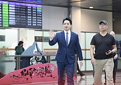 2025雙城論壇28日在中國上海舉行，台北市長蔣萬安（左）晚間結束出訪，返抵台北松山機場。