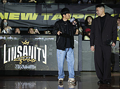 台灣職業籃球大聯盟（TPBL）新北國王28日在新莊體育館為球星林書豪（前右）舉辦球衣退休儀式，歌手周杰倫（前左）以神秘嘉賓現身，獻上祝福。
