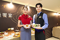 華航攜手米其林一星餐廳T+T推出聯名機上餐點，29日下午在台北舉行記者會，空服員拿著豪華商務艙主菜「麥片圓鱈與綠胡椒醬汁」及具代表性的「玫瑰鴨松露車輪餅」。