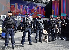 台北市政府警察局及轄區信義分局29日說明，跨年晚會將強化各項維安，並整合特勤中隊、新北市警察局支援偵爆警犬等，共同投入維安工作。
