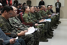 中國解放軍東部戰區以「正義使命-2025」為名在台灣周邊實施針對性軍事演習。圖為國防部29日下午舉行臨時記者會說明。 (圖：中央社)