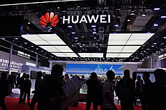 圖為2025年4月上海車展的華為展位，看板為「邁向智能駕駛新時代」。