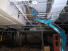 新光三越中港店2月發生氣爆案。台中地檢署調查發現，小怪手的手臂伸展後高度超過天花板，可以觸及天花板內之瓦斯管。
（民眾提供）