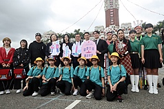 PD
元旦總統府升旗典禮總彩排（1）
「中華民國115年元旦總統府升旗典禮」30日進行總
彩排，北一女中樂儀旗隊、SoulMan與國中小舞者、
原民歌手阿洛．卡力亭．巴奇辣（Ado. Kaliting. 
Pacidal）（右4）、以醫護人員為主組成的國歌領唱團
與極地超馬選手陳彥博（後排左7）出席。
中央社記者張皓安攝　114年12月30日
